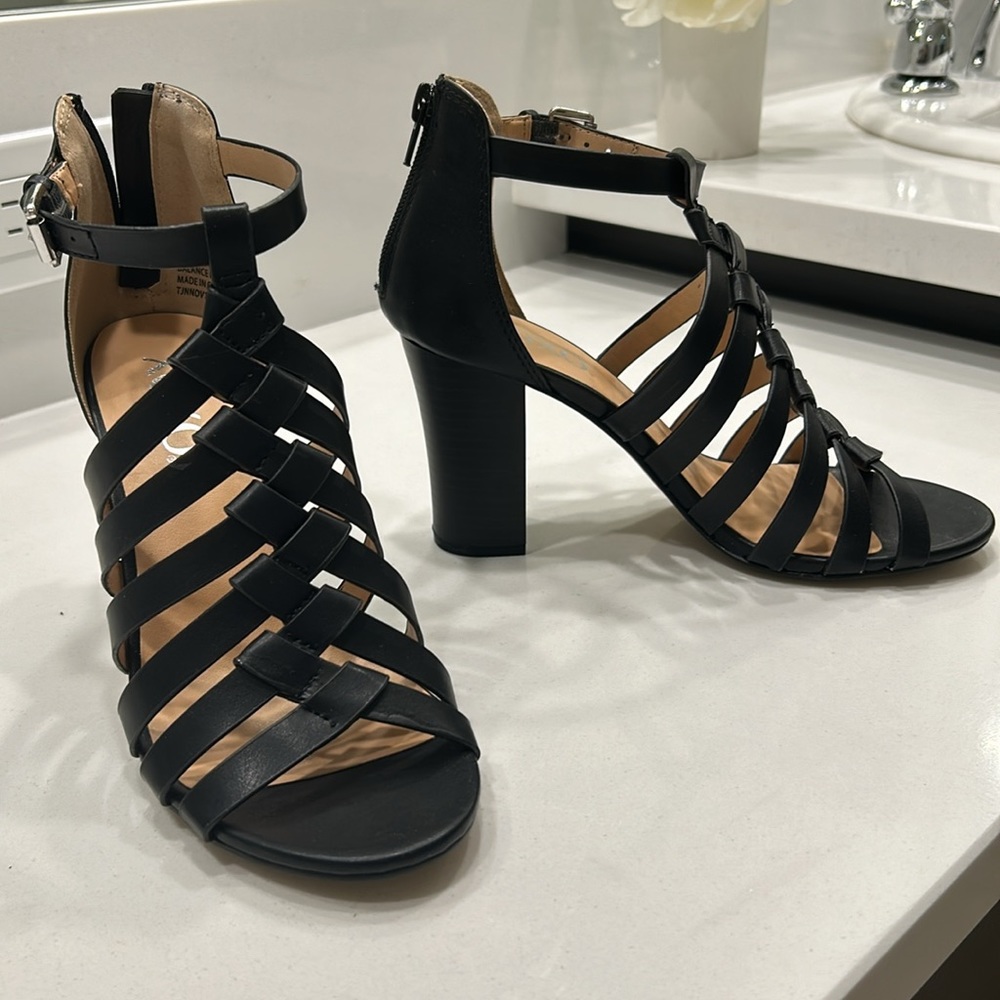 XOXO Black Strappy Open Toe Block Heel Summer Heels - Picture 9 of 9